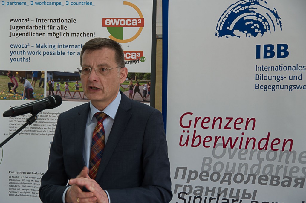 Jürgen Schattmann, Gruppenleiter Jugend im Ministerium für Familie, Kinder, Jugend, Kultur und Sport des Landes Nordrhein-Westfalen begrüßt die TeilnehmerInnen aus den 17 Ländern. (Foto: Rolf van Raden/IBB e.V.)